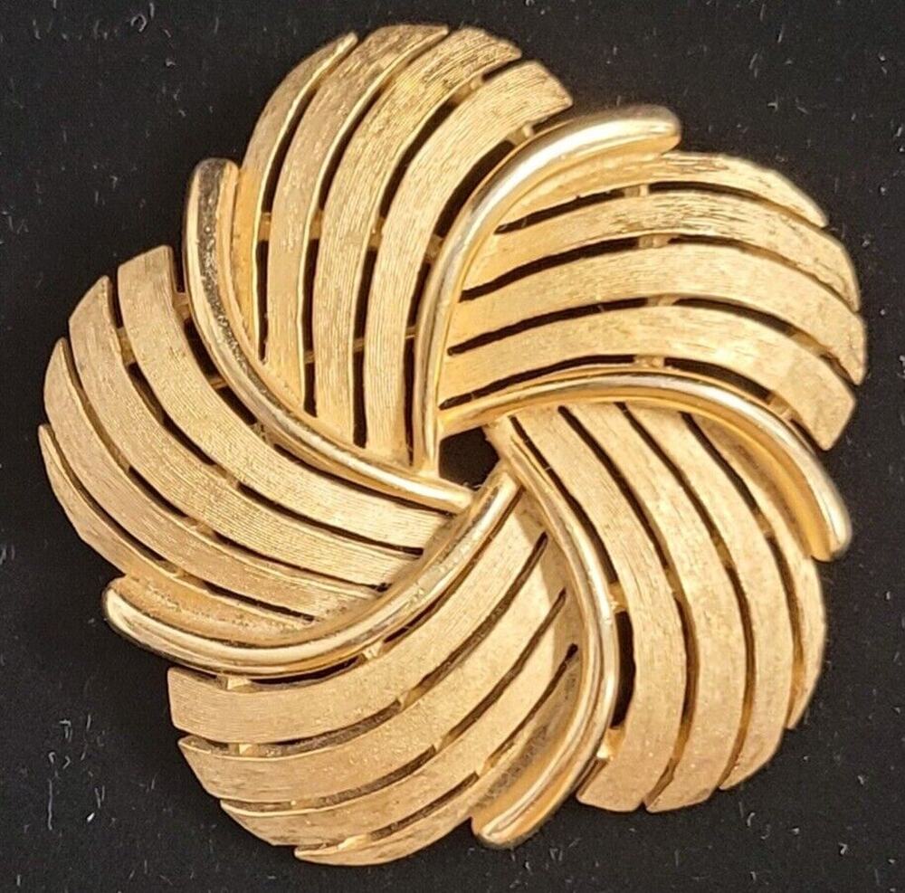 Vintage Crown Trifari Signed Gold Tone Bow Brooch Pin 1.75"